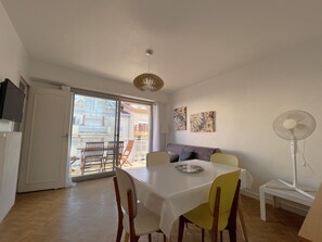Dining - Cozy apartment in Aiguillon with balcony (Arcachon)