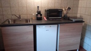 Refrigerador, microondas, horno, placa de cocina