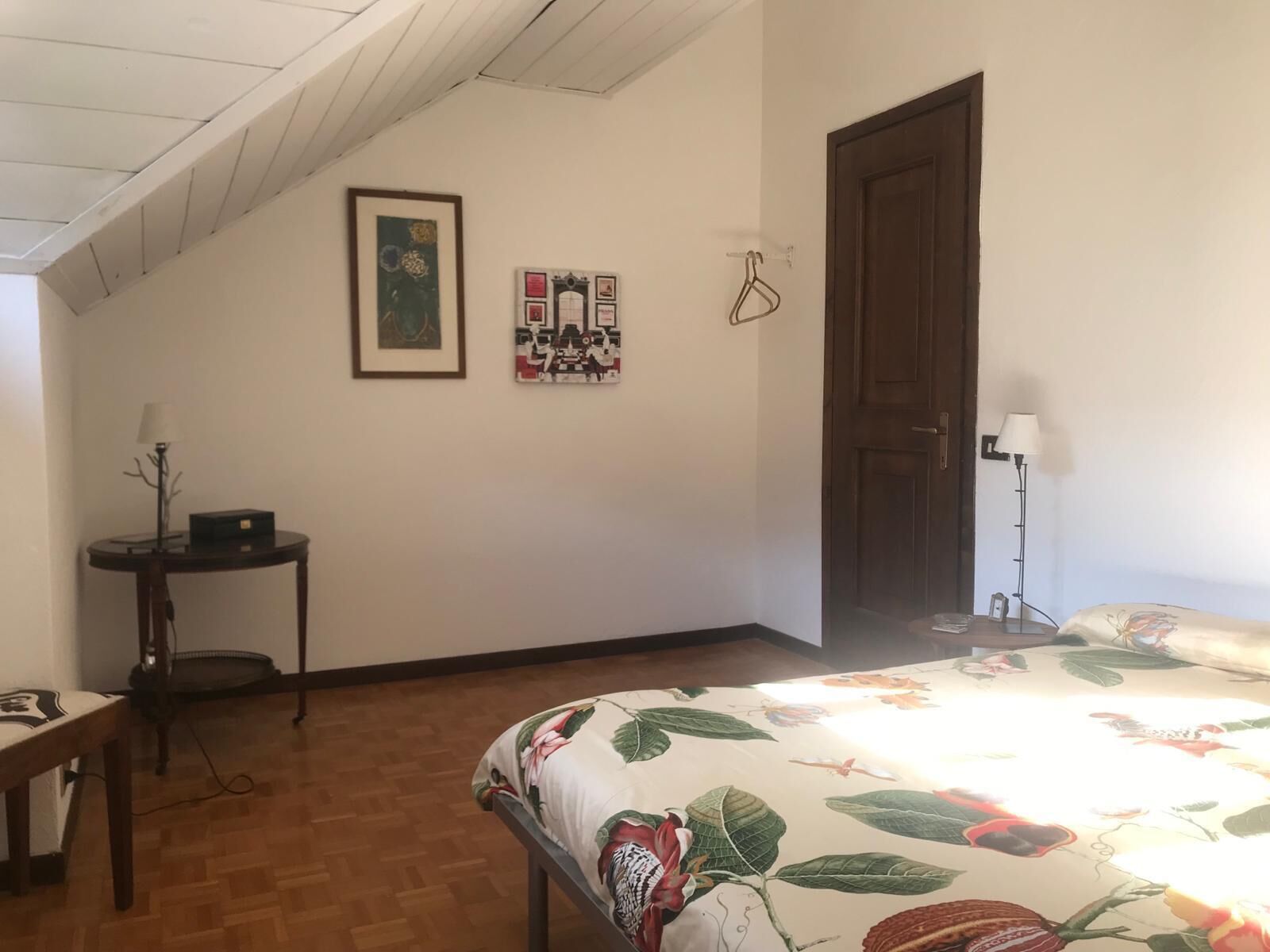 2 slaapkamers, een bureau, een strijkplank/strijkijzer, gratis wifi