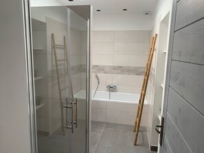 Tina, secadora de cabello, toallas 