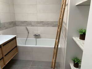 Baignoire, séchoir à cheveux, serviettes fournies