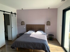 3 habitaciones, tabla de planchar con plancha, wifi y ropa de cama 