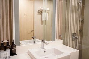 Shower, hair dryer, bathrobes, slippers - Hotel Tour (Incheon)