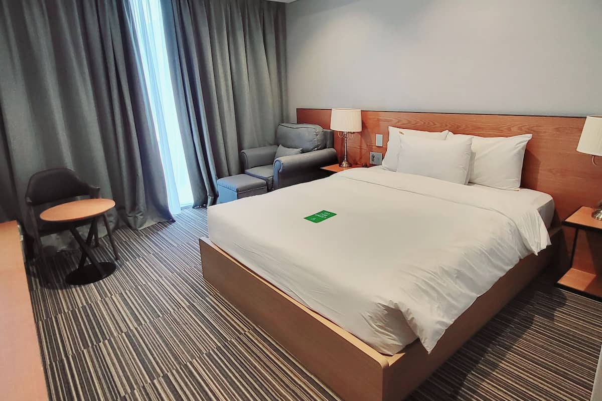 Free minibar, blackout curtains, soundproofing, bed sheets