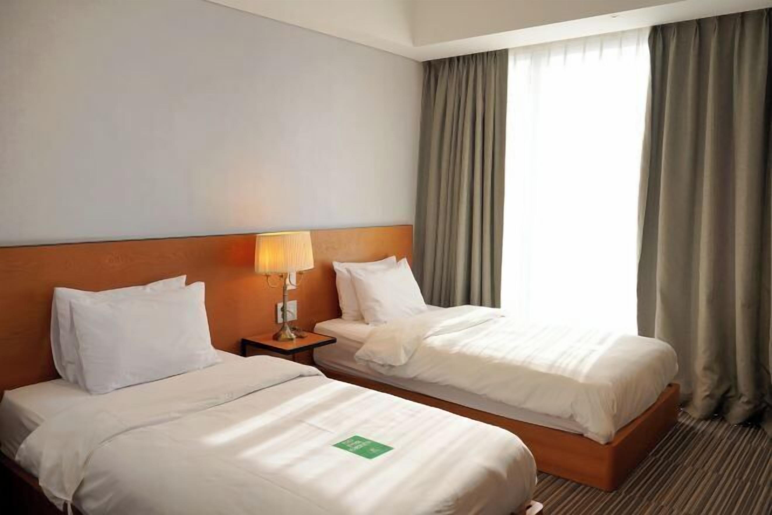 Artículos del minibar gratis, cortinas blackout y insonorización 