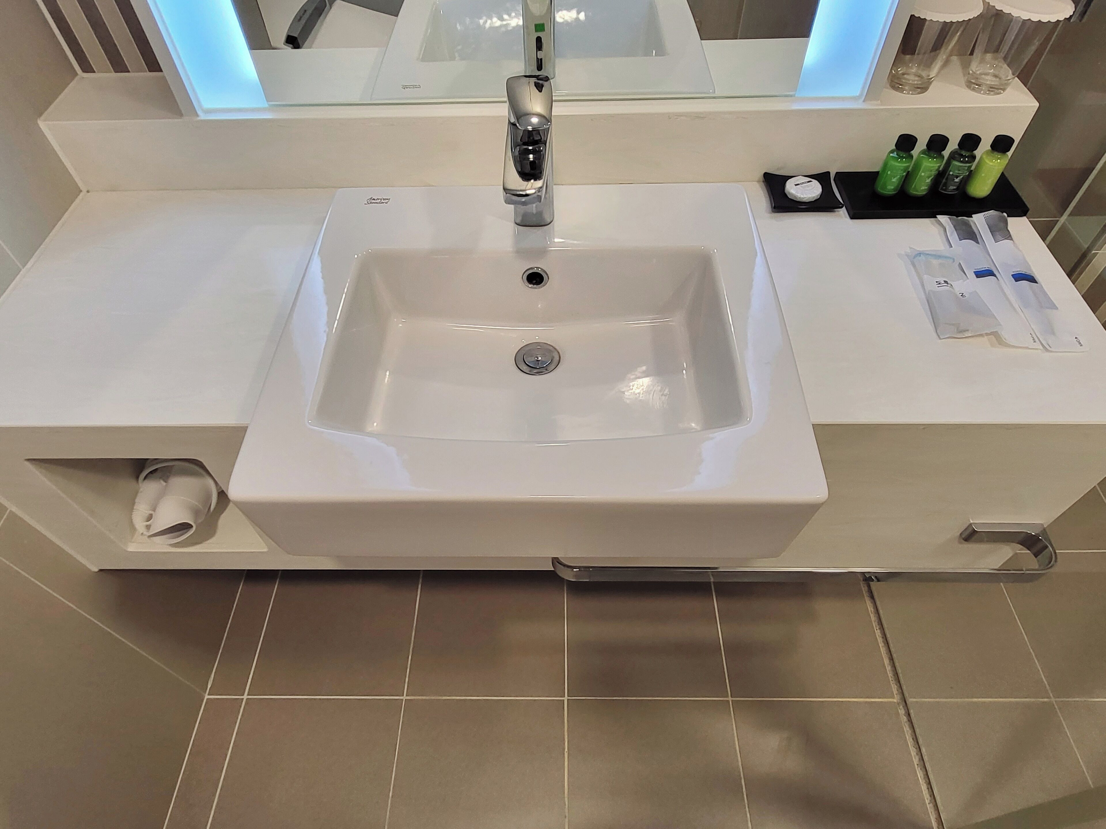 Shower, hair dryer, bathrobes, slippers