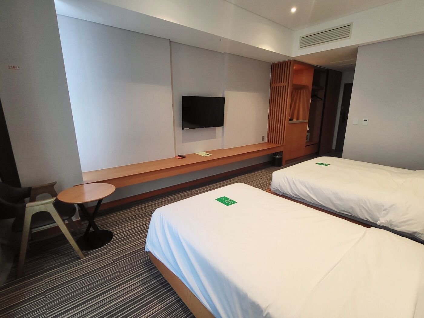 deluxe triple room, 1 bedroom, non smoking, private bathroom | free minibar, blackout curtains, soundproofing, bed sheets