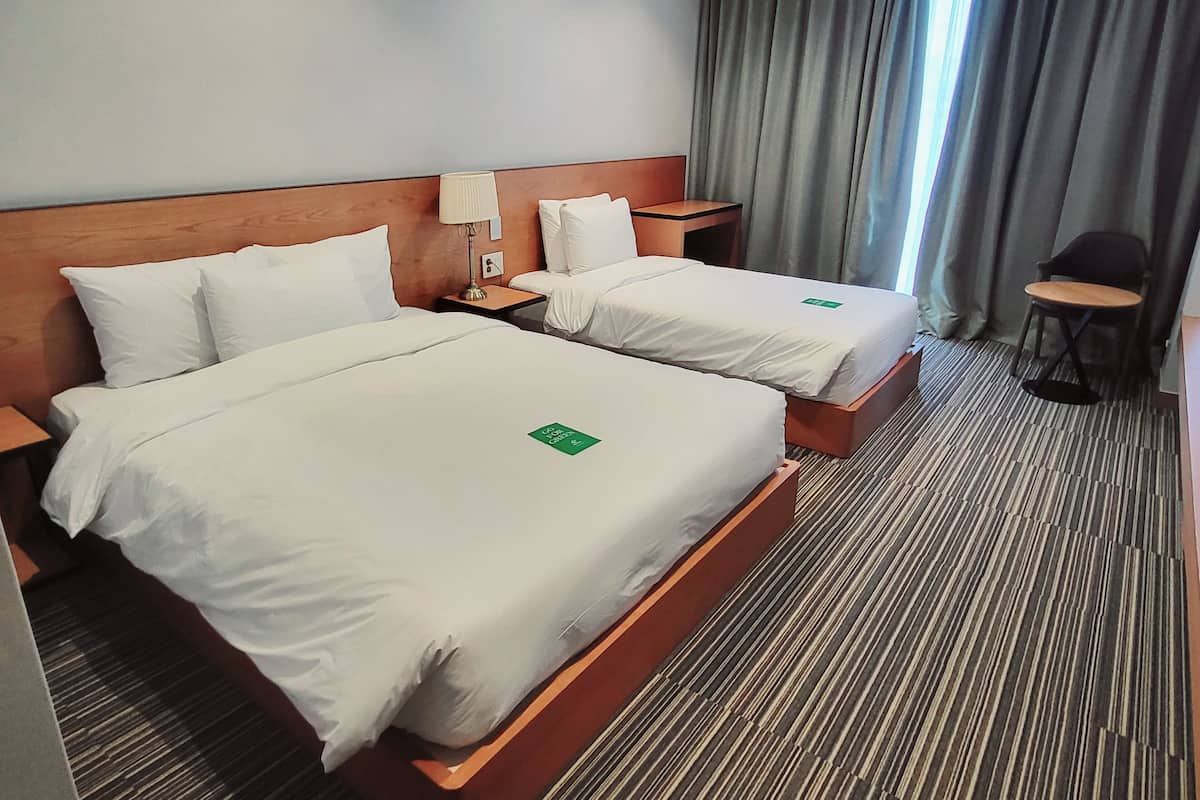 Free minibar, blackout curtains, soundproofing, bed sheets