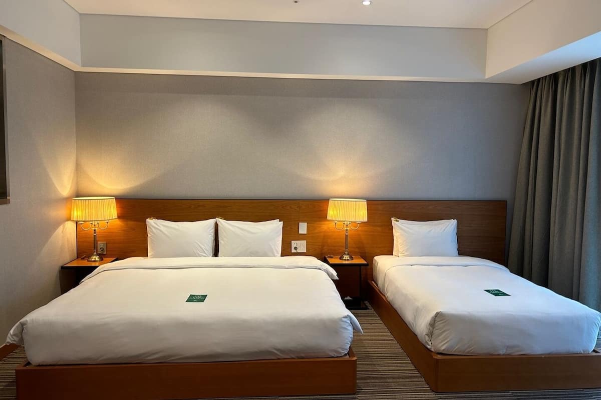 deluxe triple room, 1 bedroom, non smoking, private bathroom | free minibar, blackout curtains, soundproofing, bed sheets