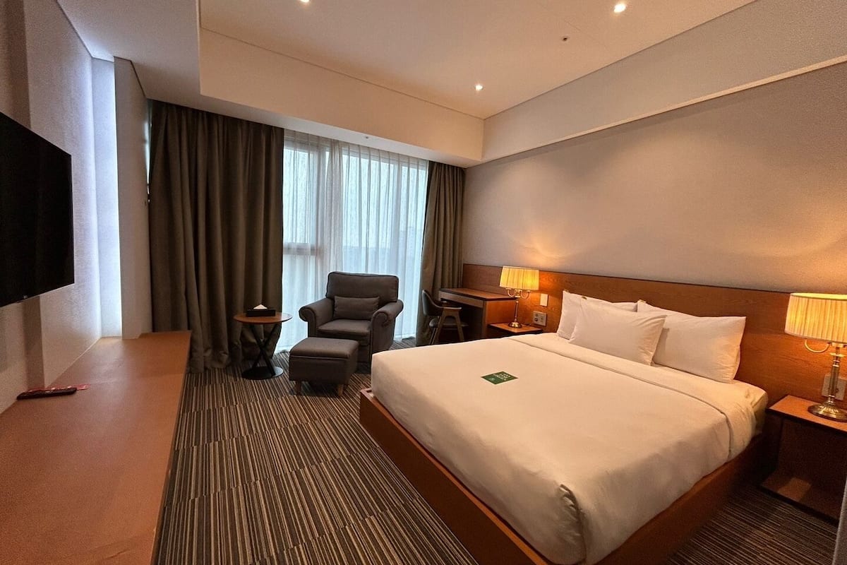 standard double room, 1 bedroom, non smoking, private bathroom | free minibar, blackout curtains, soundproofing, bed sheets