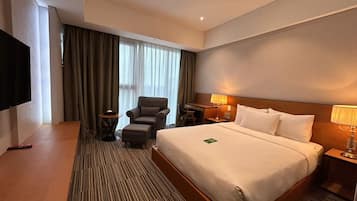 Habitación estándar doble (Including 5 Days of Free Parking) | Minibar con artículos gratuitos y cortinas opacas