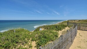 Beach - Walk to Restaurants Shopping & Harbor! (Wellfleet)