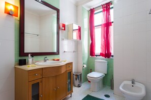 Ensemble douche/baignoire, bidet, serviettes fournies, savon