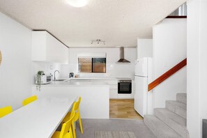 冷蔵庫、電子レンジ、オーブン、コンロ