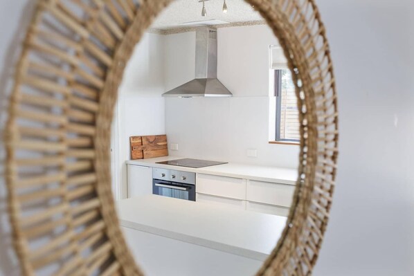 Fridge, microwave, oven, stovetop - 6 Tranquil LeafyGreen Scarb Beach Townhse Sleeps 5 (Scarborough)