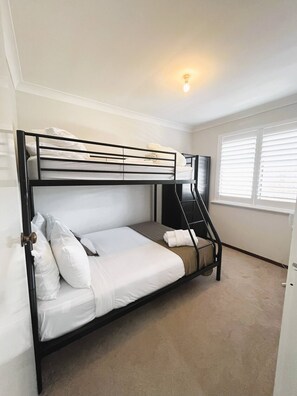 3 室のベッドルーム、アイロン / アイロン台、WiFi (無料)、ベッドシーツ