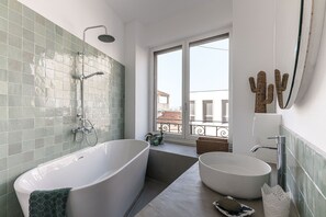 Combined shower/tub, hair dryer, towels, soap