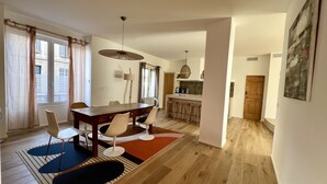 A modern apartment with a dining area, kitchen, and living space. - Seaside, magnificent 150m2 apartment with garden (Marseille)