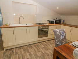 Cottage | Private kitchen | Fridge, microwave, dishwasher, electric kettle