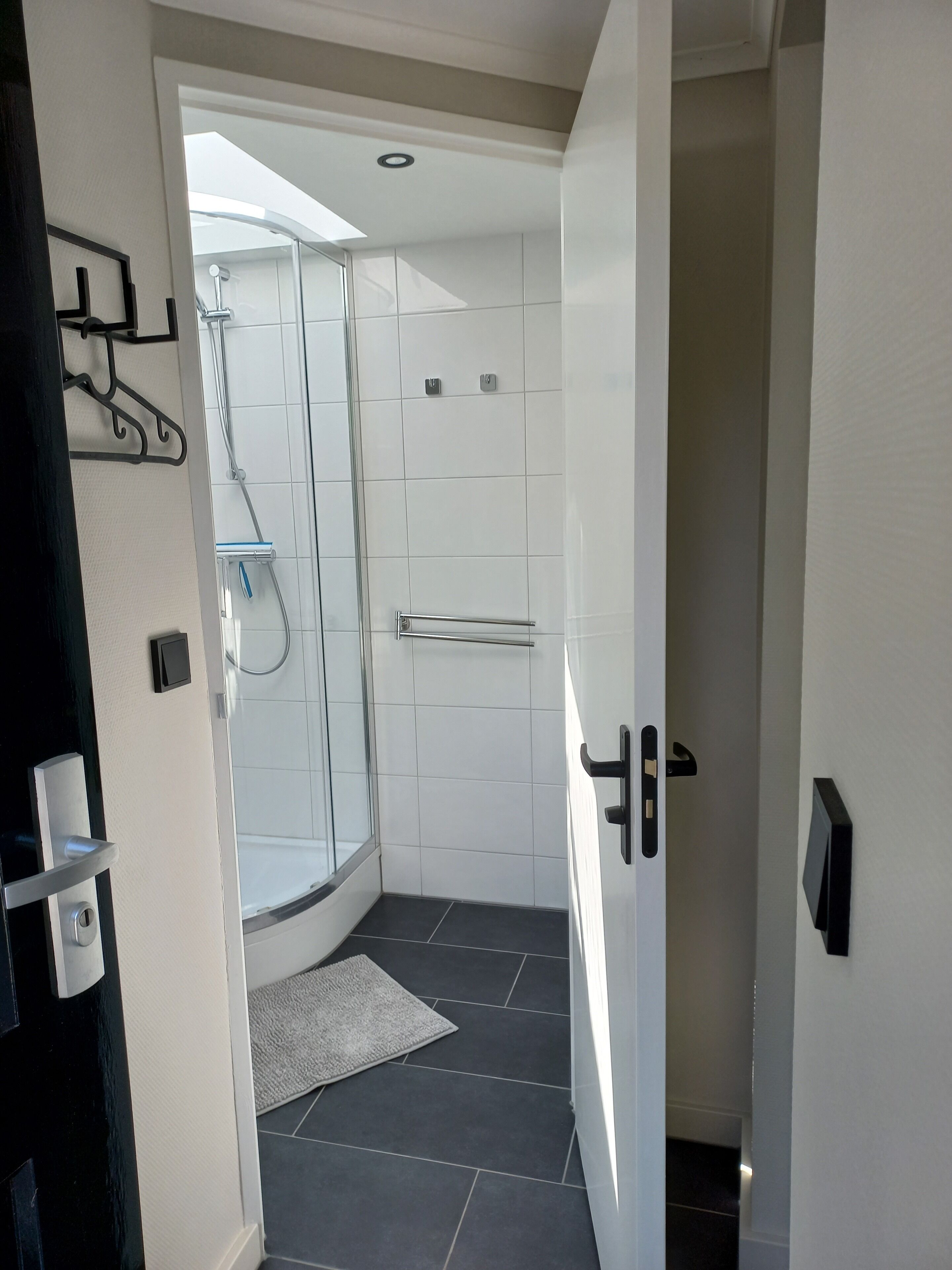 Een douche, een haardroger, handdoeken, zeep