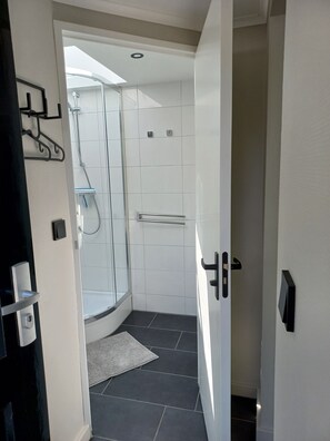 Douche, sèche-cheveux, serviettes fournies, savon