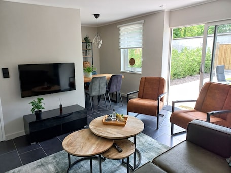 Smart TV. Nette vakantie woning met tuin en terrassen midden in het dorp
