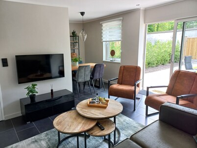 Nette vakantie woning met tuin en terrassen midden in het dorp