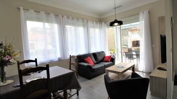 TV, fireplace, books, stereo