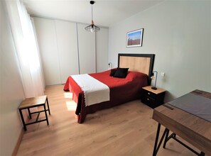 2 Schlafzimmer, Schreibtisch, Bügeleisen/Bügelbrett, Reisekinderbett