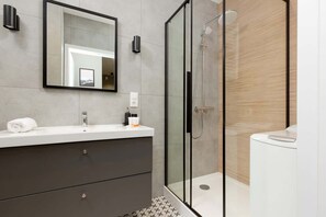 Dusche, Haartrockner, Handtücher, Shampoo