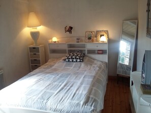 1 bedroom, iron/ironing board, travel cot, free WiFi