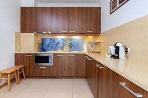Refrigerador, microondas, parrilla de estufa y lavavajillas 