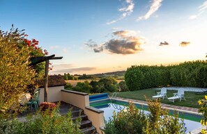 Outdoor pool - Chez Maurit - 3 Bed Main House, Pool and Tennis Court (Juignac)