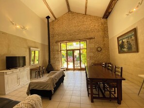 Smart TV, fireplace - Chez Maurit - 3 Bed Main House, Pool and Tennis Court (Juignac)