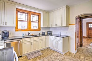 Toaster, blender, cookware/dishes/utensils, ice maker - 'White House of Red Wing' Spacious Family Retreat! (Red Wing)