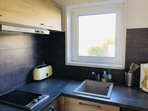 Réfrigérateur, micro-ondes, plaque de cuisson, lave-vaisselle