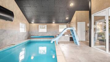 Indendørs pool