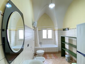 Chuveiro, bidê, papel higiênico 