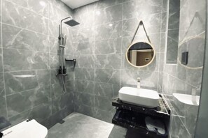 A modern bathroom with a shower, toilet, and sink. - Shenzhen Aige Hotel (Clothing Wholesale Market Nanyou Metro Station Store) (Shenzhen)