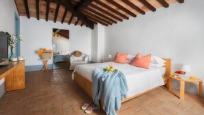Una camera da letto con un letto, un comodino e una scrivania con una sedia.
