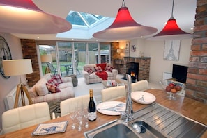 Smart-TV, Kamin, DVD-Player