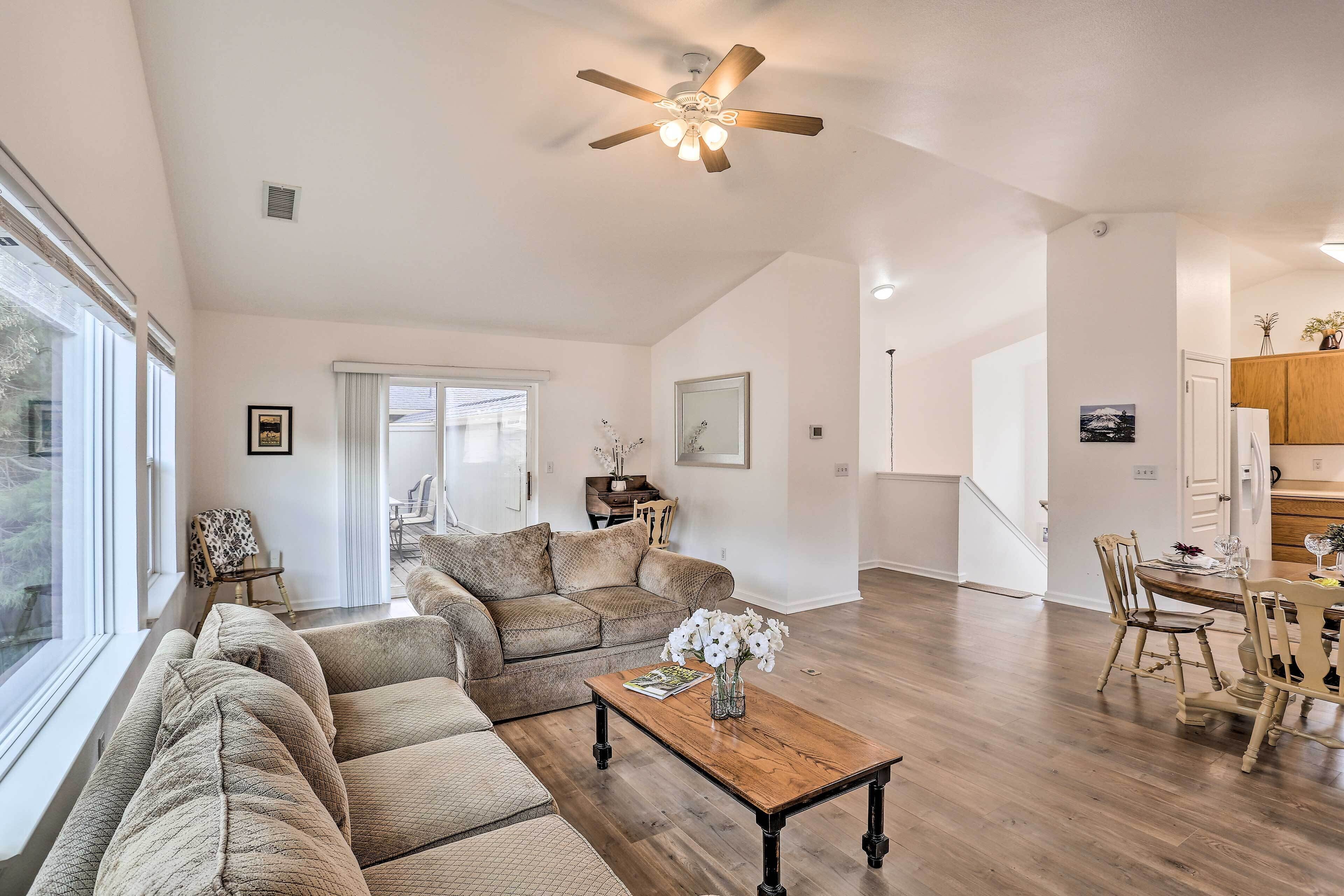 Mount Shasta Escape w/ Balcony ~ Walk to Dtwn