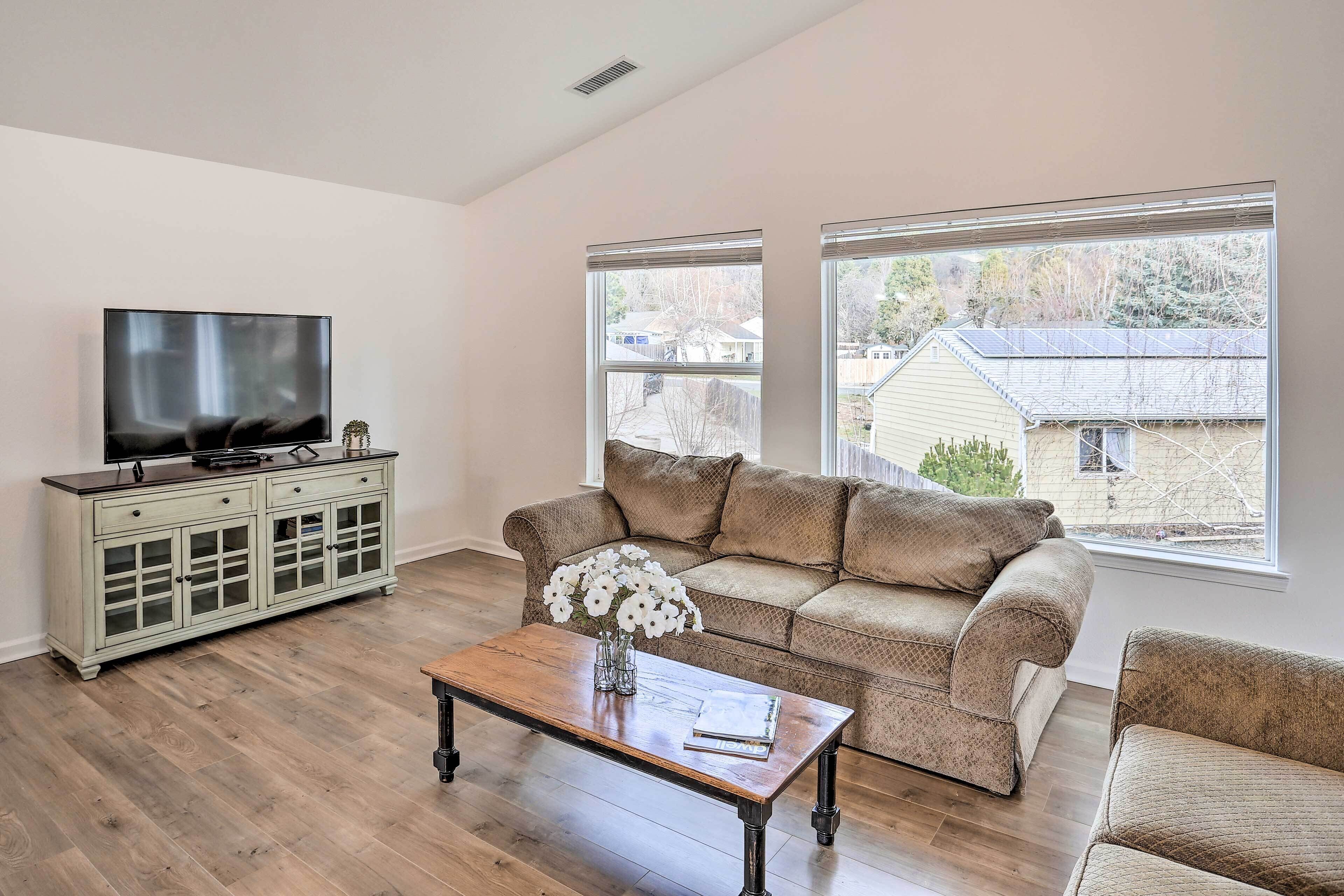 Mount Shasta Escape w/ Balcony ~ Walk to Dtwn