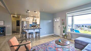 Fernseher, Kamin, Videospielkonsole, Tischfußball