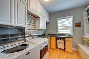 Fridge, microwave, stovetop, dishwasher - Hot Tub & Seasonal Pool: Remarkable Yakima Getaway (Yakima)