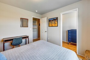 3 bedrooms, desk, iron/ironing board, travel crib - Hot Tub & Seasonal Pool: Remarkable Yakima Getaway (Yakima)