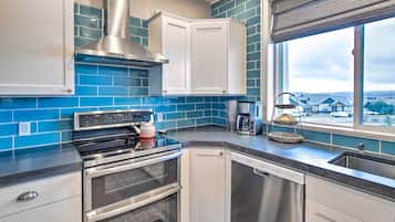 Fridge, microwave, stovetop, dishwasher