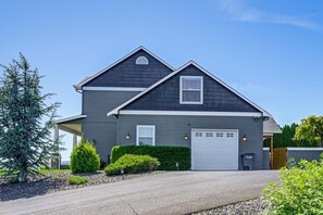 Exterior - Hot Tub & Seasonal Pool: Remarkable Yakima Getaway (Yakima)