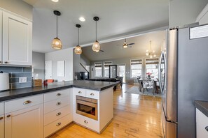 Fridge, microwave, stovetop, dishwasher