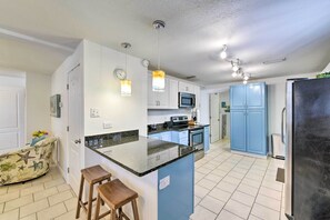 Fridge, microwave, stovetop, dishwasher - PCB Group Retreat w/ Deck, 1 Block to Beach! (Panama City Beach)